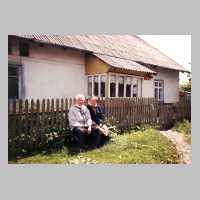 116-1018 Im Sommer 1997 - Werner Bessel mit der jetzigen Hausbewohnerin, einer Russin, neben seinem Elternhaus.jpg